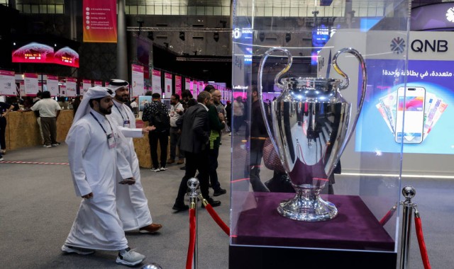 欧冠联赛冠军奖杯在多哈进行展览
