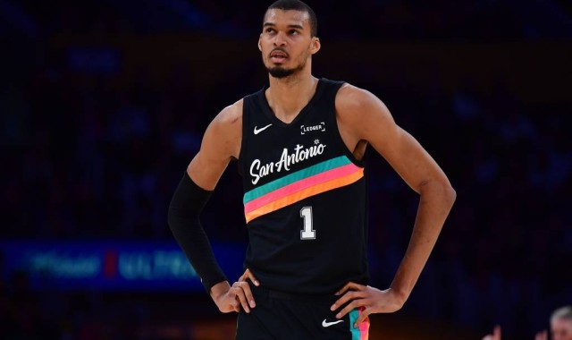 文班亚马40+12提前下班 马刺横扫残阵湖人