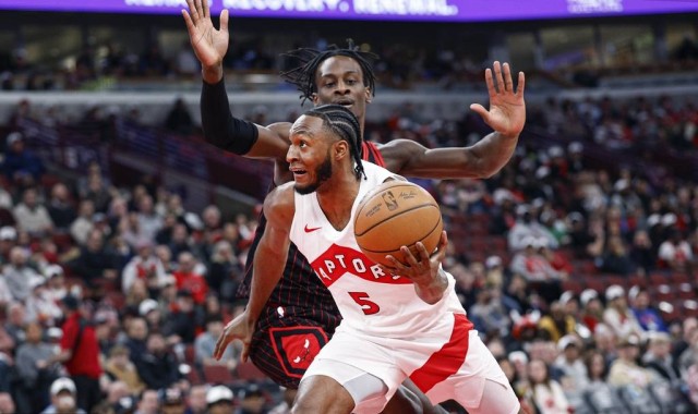 巴雷特23分布泽利斯19分 巴恩斯18+7猛龙轻取公牛