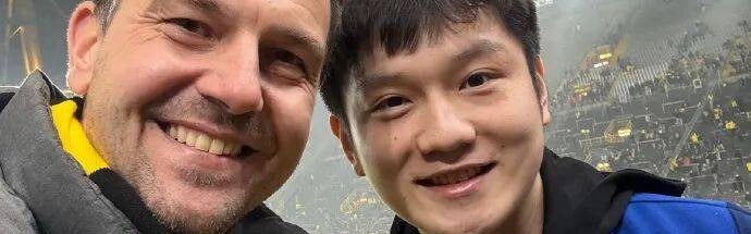 樊振东与老大哥、德国乒坛传奇再赴两年之约，相约德甲足球豪门主场，还获赠特殊球衣