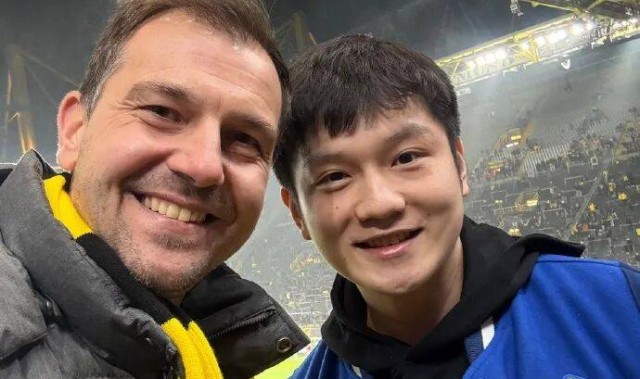樊振东与老大哥、德国乒坛传奇再赴两年之约，相约德甲足球豪门主场，还获赠特殊球衣